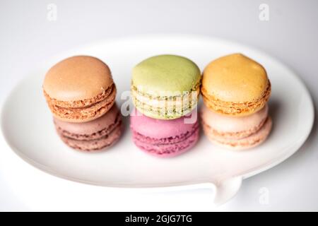 Macaroon su un piatto bianco, cibo, dessert, dolci Foto Stock