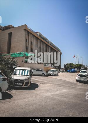 IZMIR, TURCHIA - 02 agosto 2021: Un colpo verticale del laboratorio della direzione sanitaria pubblica di Izmir. Centro di test Covid-19 Foto Stock