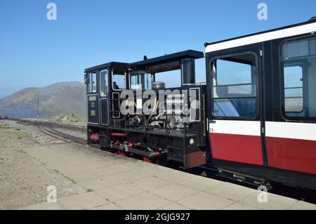 Vista dalla stazione di Clogwyn sul monte Snowdon Foto Stock