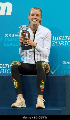 Zurigo, Svizzera. 9 settembre 2021. ZURIGO - SVIZZERA 9 SET 21: Keely Hodgkinson festeggia con il suo trofeo alla finale della Wanda Diamond League al Letzigrund di Zurigo il 9 settembre 2021. Foto di Gary Mitchell/Alamy Live News Foto Stock