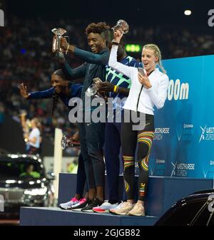 Zurigo, Svizzera. 9 settembre 2021. ZURIGO - SVIZZERA 9 SET 21: Keely Hodgkinson festeggia con il suo trofeo alla finale della Wanda Diamond League al Letzigrund di Zurigo il 9 settembre 2021. Foto di Gary Mitchell/Alamy Live News Foto Stock