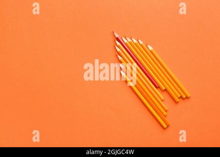 Matita rossa tra matite arancioni in fila, concetto di individualità o  dispari uno fuori. Isolato su sfondo bianco Foto stock - Alamy