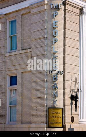 La Peoples Bank è raffigurata all'incrocio tra Lameuse Street e Howard Avenue, 5 settembre 2021, a Biloxi, Mississippi. La banca è stata costruita nel 191 Foto Stock