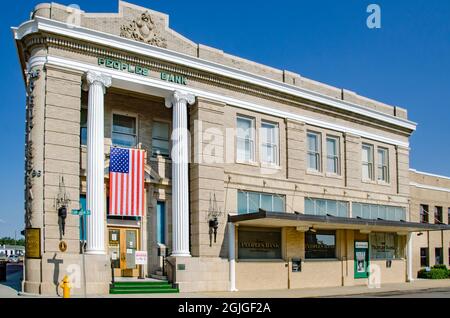 La Peoples Bank è raffigurata all'incrocio tra Lameuse Street e Howard Avenue, 5 settembre 2021, a Biloxi, Mississippi. Foto Stock