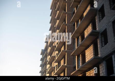 Costruzione di una casa. Edificio a più piani senza rivestimento. Costruzione di un edificio residenziale in Russia. Costruzione di calcestruzzo. Foto Stock