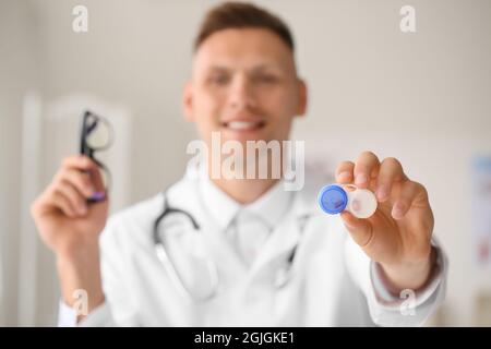 Oftalmologo con lenti a contatto in clinica Foto Stock
