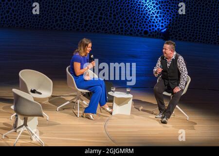 Anja Reschke, Sebastian Krumbiegel, Buch COURAGE; Harbour Front Sounds, Amburgo, HafenCity, Platz der deutschen Einheit, Kehrwiederspitze, Elbphilhar Foto Stock