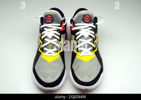 Vista dettagliata delle scarpe Nike LeBron 18 low Limited Edition Space Jam 2 Edition. Foto Stock