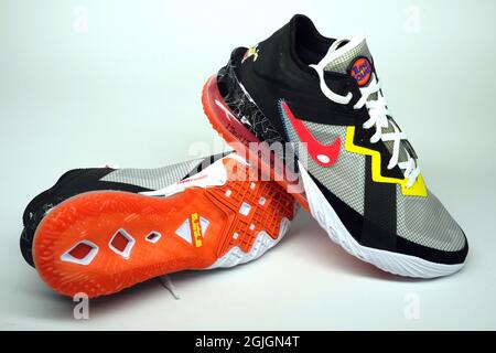 Vista dettagliata delle scarpe Nike LeBron 18 low Limited Edition Space Jam 2 Edition. Foto Stock