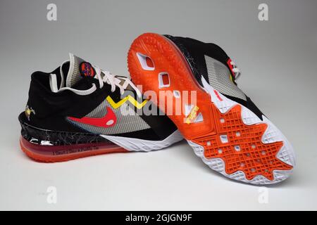 Vista dettagliata delle scarpe Nike LeBron 18 low Limited Edition Space Jam 2 Edition. Foto Stock
