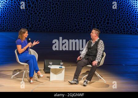 Anja Reschke, Sebastian Krumbiegel, Buch COURAGE; Harbour Front Sounds, Amburgo, HafenCity, Platz der deutschen Einheit, Kehrwiederspitze, Elbphilhar Foto Stock