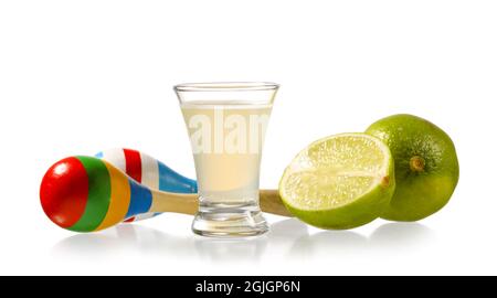 Shot di gustosa tequila con lime e maracas su sfondo bianco Foto Stock