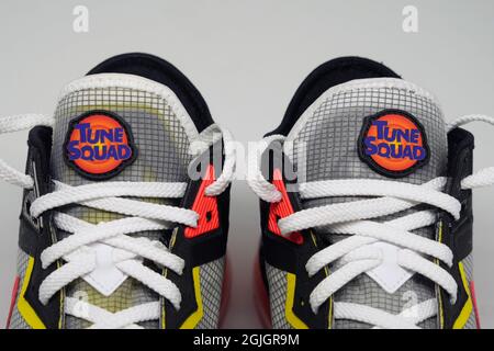 Vista dettagliata delle scarpe Nike LeBron 18 low Limited Edition Space Jam 2 Edition. Foto Stock