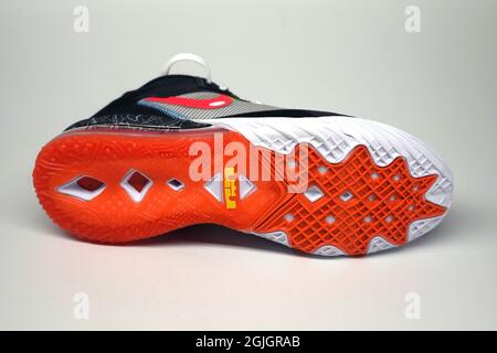 Vista dettagliata delle scarpe Nike LeBron 18 low Limited Edition Space Jam 2 Edition. Foto Stock