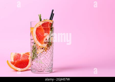 Natale e Capodanno celebrazione concetto: un bicchiere di gin-tonic con  ghiaccio, fizz, spicchi di pompelmo e festosa decorazione Foto stock - Alamy