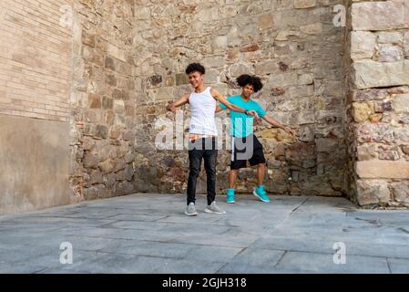 Afro latino amici maschi ballare per strada Foto Stock