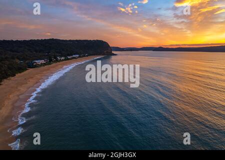 Alba al mare con cielo pieno di nuvole da Pearl Beach sulla costa centrale, NSW, Australia. Foto Stock