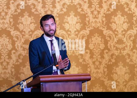 Quito, Ecuador. 08 settembre 2021. Sebastian Palacios, ministro dello Sport dell'Ecuador, parla durante l'evento. Il presidente Lasso ha accolto gli atleti olimpici e paraolimpici nel palazzo presidenziale dopo la fine dei giochi a Tokyo. Credit: SOPA Images Limited/Alamy Live News Foto Stock