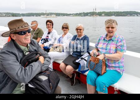 Boothbay Harbor, Maine, Stati Uniti. Gruppo di turisti su una barca tender che si dirige verso il molo Boothbay Harbour per le visite turistiche. Foto Stock