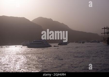 barche in mare sullo sfondo delle montagne. Foto Stock