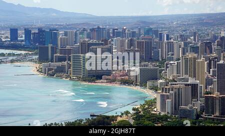 Vista del centro di Honolulu e della spiaggia di Waikiki presa dal cratere Diamond Head. Foto Stock