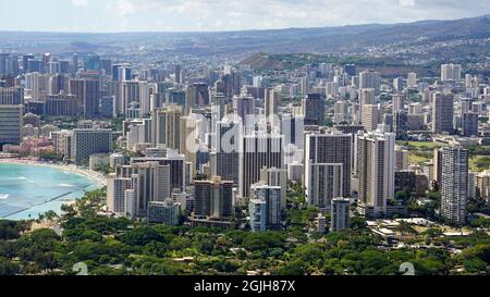 Vista del centro di Honolulu e della spiaggia di Waikiki presa dal cratere Diamond Head. Foto Stock