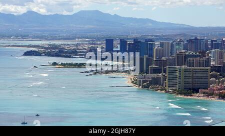 Vista del centro di Honolulu e della spiaggia di Waikiki presa dal cratere Diamond Head. Foto Stock