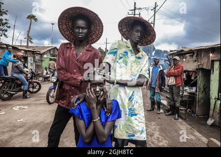 Nairobi, Kenya. 21 Agosto 2021. I giovani modelli Ajak Dengchol (a sinistra) di 18 anni, Chuol Kong di 18 anni (a destra) e Eliza Achol di 21 anni si presentano alla moda nei loro abiti Pyjama dal design colorato. Lo scopo di questo atto è quello di casualise pigiama e non solo vinto di notte come tradizione. (Credit Image: © Donwilson Odhiambo/SOPA Images via ZUMA Press Wire) Foto Stock