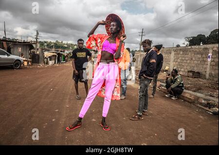 Nairobi, Kenya. 21 Agosto 2021. Il modello vecchio di 21 anni Eliza Achol si pone alla moda nei loro abiti Pyjama dal design colorato. Lo scopo di questo atto è quello di casualise pigiama abiti e non solo vinto di notte come tradizione. (Credit Image: © Donwilson Odhiambo/SOPA Images via ZUMA Press Wire) Foto Stock