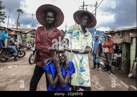 Nairobi, Kenya. 21 Agosto 2021. I modelli giovani Ajak Dengchol (a sinistra) di 18 anni, Chuol Kong di 18 anni (a destra) e Eliza Achol di 21 anni si presentano alla moda nei loro abiti Pyjama dal design colorato. Lo scopo di questo atto è quello di casualise pigiama abiti e non solo vinto di notte come tradizione. (Foto di Donwilson Odhiambo/SOPA Images/Sipa USA) Credit: Sipa USA/Alamy Live News Foto Stock