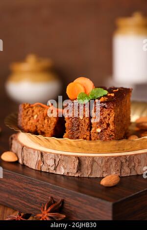 Carota e datteri torta di Natale fatta con frutta secca, uvetta, nocciole, mandorla. Gustoso dolce fatto in casa cannella aromatizzata , spezie su Natale nuovo Foto Stock