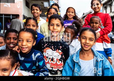 I bambini cubani della scuola in strada, l'Avana centrale, Cuba Foto Stock