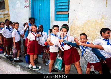 I bambini cubani della scuola in strada, l'Avana centrale, Cuba Foto Stock