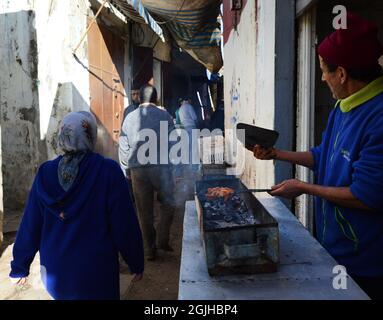 Camminando per le strade della medina a Salé, Marocco. Foto Stock