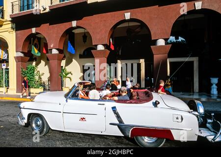 Classica anni '50 American cabriolet car preleva turisti dall'hotel, l'Avana, Cuba Foto Stock