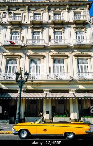 Classico americano anni '50 convertibile parcheggiato di fronte all'Hotel Inglaterra, l'Avana, Cuba Foto Stock