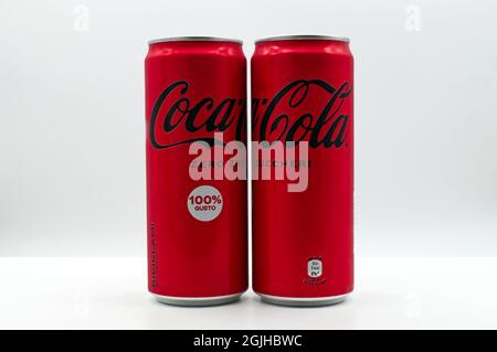 Lattina di Coca Cola isolato su sfondo bianco. Foto Stock