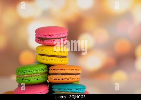 Deliziosi amaretti, un famoso dessert francese multicolore in una pila. Messa a fuoco selettiva. Sfondo sfocato Foto Stock