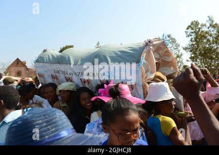 Ballando con i morti. Famadihana ( attivazione delle ossa ) cerimonia in Madagascar centrale. Foto Stock