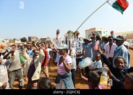 Ballando con i morti. Famadihana ( attivazione delle ossa ) cerimonia in Madagascar centrale. Foto Stock