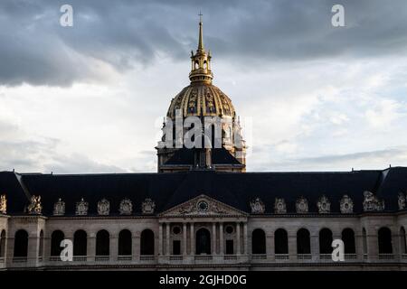 Parigi, Francia. 9 settembre 2021. Parigi, Francia il 9 settembre 2021: La cupola degli Invalides sotto le nuvole grigie e la luce del tramonto dove un omaggio sarà pagato all'attore Jean Paul Belmondo che morì all'età di 88 anni il 6 settembre 2021. Parigi, Francia, 9 settembre 2021. Photo by Daniel Derajinski/ABACAPRESS.COM Credit: Abaca Press/Alamy Live News Foto Stock