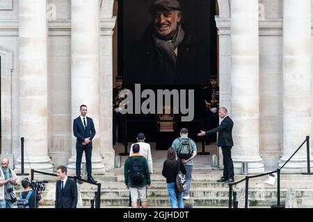 Parigi, Francia. 9 settembre 2021. Una folla attende in fila all'interno del cortile degli Invalides dove potranno rendere omaggio all'attore Jean Paul Belmondo, morto a 88 anni il 6 settembre 2021, di fronte alla sua bara e ritratto. Parigi, Francia, 9 settembre 2021. Photo by Daniel Derajinski/ABACAPRESS.COM Credit: Abaca Press/Alamy Live News Foto Stock