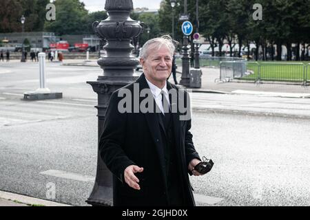 Parigi, Francia. 9 settembre 2021. Parigi, Francia il 9 settembre 2021: L'attore francese Francis Huster ringrazia la folla che è venuto a rendere omaggio all'attore Jean Paul Belmondo, morto a 88 anni il 6 settembre 2021, davanti agli Invalides. Parigi, Francia, 9 settembre 2021. Photo by Daniel Derajinski/ABACAPRESS.COM Credit: Abaca Press/Alamy Live News Foto Stock