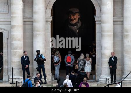 Parigi, Francia. 9 settembre 2021. Una folla attende in fila all'interno del cortile degli Invalides dove potranno rendere omaggio all'attore Jean Paul Belmondo, morto a 88 anni il 6 settembre 2021, di fronte alla sua bara e ritratto. Parigi, Francia, 9 settembre 2021. Photo by Daniel Derajinski/ABACAPRESS.COM Credit: Abaca Press/Alamy Live News Foto Stock