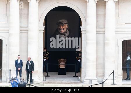 Parigi, Francia. 9 settembre 2021. Parigi, Francia il 9 settembre 2021: Una folla si riunisce di fronte agli Invalides dove verrà reso omaggio all'attore Jean Paul Belmondo morto all'età di 88 anni il 6 settembre 2021. Parigi, Francia, 9 settembre 2021. Photo by Daniel Derajinski/ABACAPRESS.COM Credit: Abaca Press/Alamy Live News Foto Stock