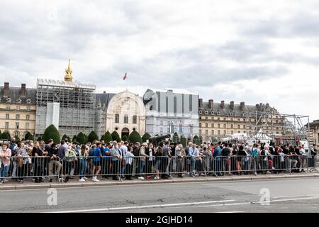 Parigi, Francia. 9 settembre 2021. Una folla attende in fila davanti agli Invalides dove potranno rendere omaggio all'attore Jean Paul Belmondo, morto a 88 anni il 6 settembre 2021, di fronte alla sua bara. Parigi, Francia, 9 settembre 2021. Photo by Daniel Derajinski/ABACAPRESS.COM Credit: Abaca Press/Alamy Live News Foto Stock