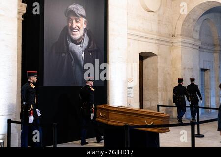 Parigi, Francia. 9 settembre 2021. Le guardie stanno cambiando durante il tributo all'attore Jean Paul Belmondo, che morì all'età di 88 anni il 6 settembre 2021, di fronte alla sua bara e ritratto nel cortile degli Invalides. Parigi, Francia, 9 settembre 2021. Photo by Daniel Derajinski/ABACAPRESS.COM Credit: Abaca Press/Alamy Live News Foto Stock