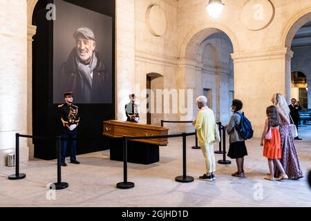 Parigi, Francia. 9 settembre 2021. I fan anonimi rendono omaggio all'attore Jean Paul Belmondo, morto di 88 anni il 6 settembre 2021, di fronte alla sua bara e ritratto nel cortile degli Invalides. Parigi, Francia, 9 settembre 2021. Photo by Daniel Derajinski/ABACAPRESS.COM Credit: Abaca Press/Alamy Live News Foto Stock