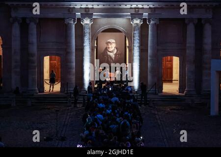 Parigi, Francia. 9 settembre 2021. Di notte, la folla attende in fila all'interno del cortile degli Invalides dove potranno rendere omaggio all'attore Jean Paul Belmondo, morto all'età di 88 anni il 6 settembre 2021, di fronte alla sua bara e ritratto. Parigi, Francia, 9 settembre 2021. Photo by Daniel Derajinski/ABACAPRESS.COM Credit: Abaca Press/Alamy Live News Foto Stock