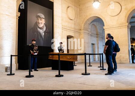 Parigi, Francia il 9 settembre 2021: Parigi, Francia. 9 settembre 2021. I fan anonimi rendono omaggio all'attore Jean Paul Belmondo, morto di 88 anni il 6 settembre 2021, di fronte alla sua bara e ritratto nel cortile degli Invalides. Parigi, Francia, 9 settembre 2021. Photo by Daniel Derajinski/ABACAPRESS.COM Credit: Abaca Press/Alamy Live News Foto Stock